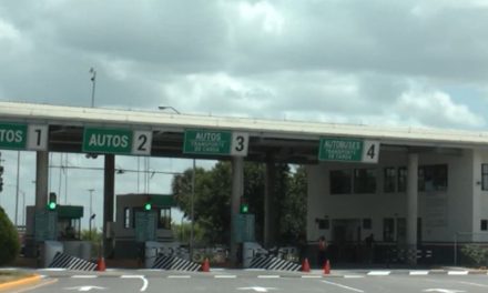 Migrantes cierran Puente Internacional II de Piedras Negras