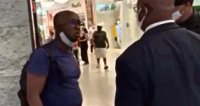 ¿Es porque soy negro? Cliente compra una mochila y guardia lo acusó de robo
