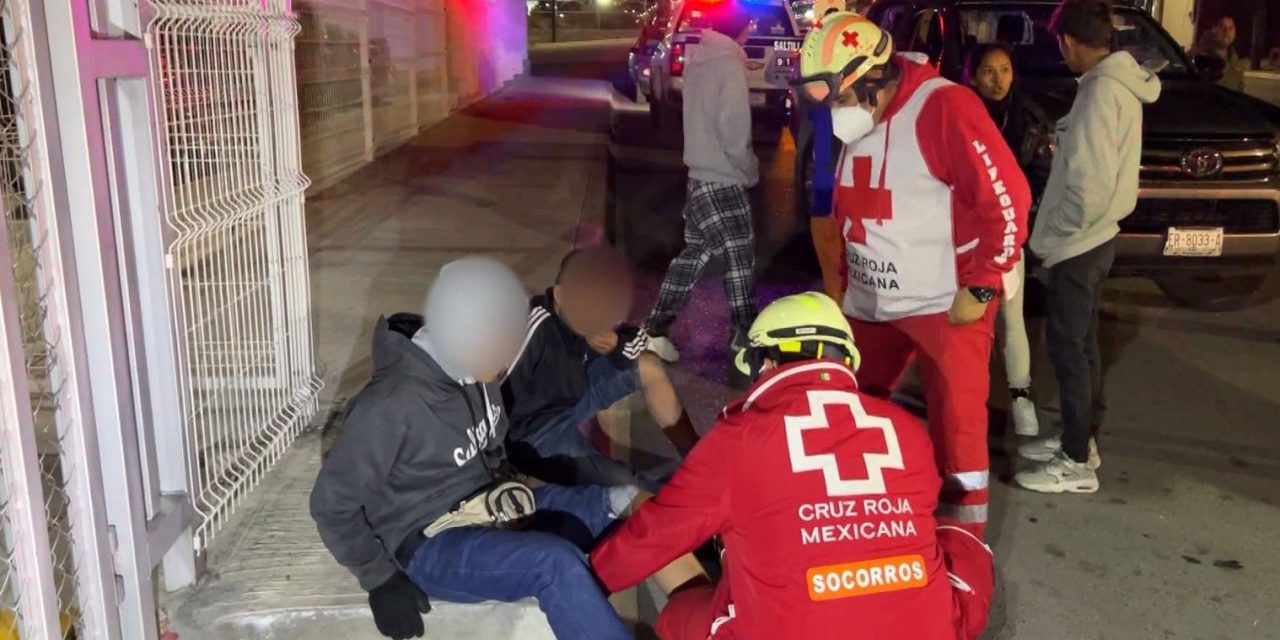 Camioneta se lleva de encuentro a dos adolescentes que viajaban en una moto al sur de Saltillo