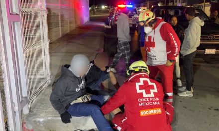 Camioneta se lleva de encuentro a dos adolescentes que viajaban en una moto al sur de Saltillo
