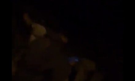 Miembros del CJNG presumen su arsenal disparando al aire en año nuevo (video)