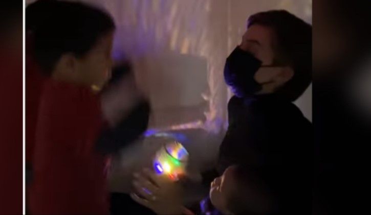 Niño ‘reinicia’ a Mariana Rodríguez con un golpe en la cara