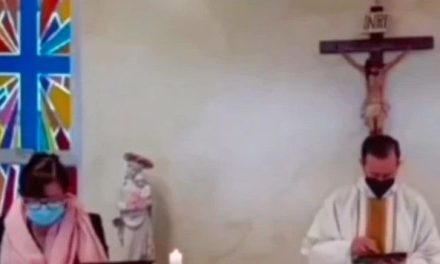 ‘Yo soy el pan Bimbo que baja del cielo’; mujer comete grave error en plena misa