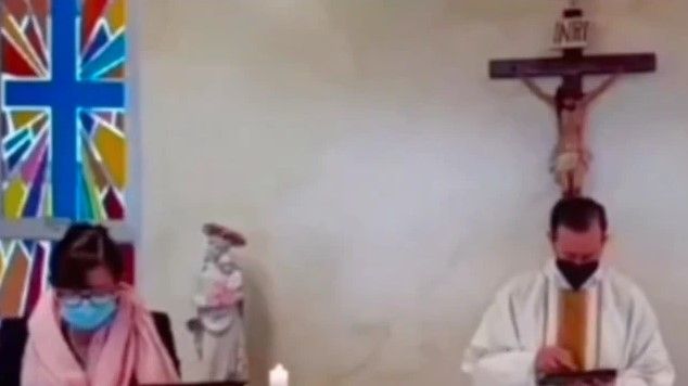 ‘Yo soy el pan Bimbo que baja del cielo’; mujer comete grave error en plena misa