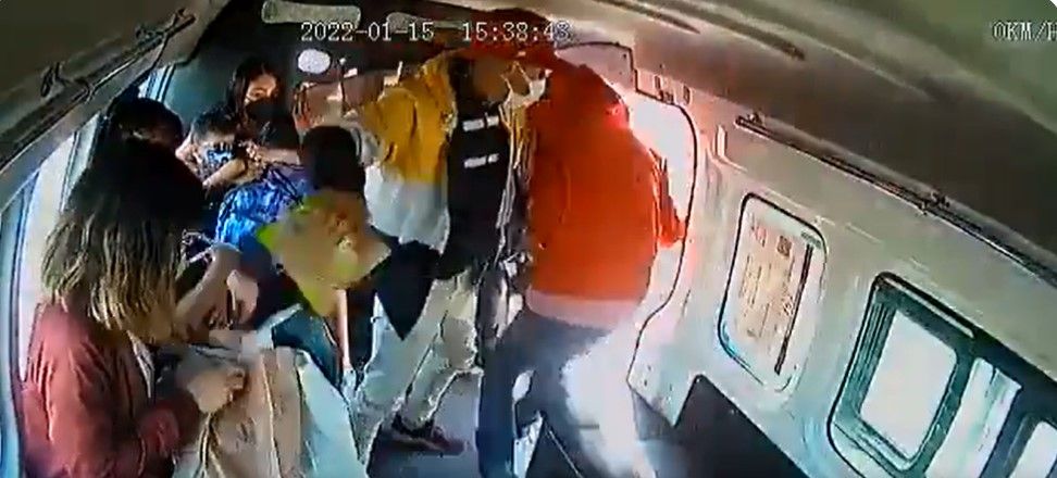 Sujetos asaltan una combi y se llevan hasta unas papitas