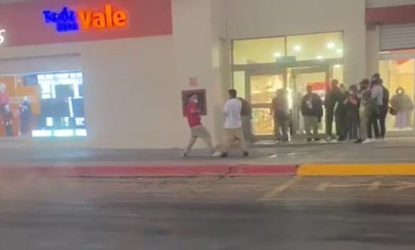 Dos adolescentes se agarran a golpes a las afueras de Mi Plaza Mirasierra