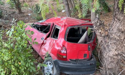 Conductor deja su auto inservible tras volcar en un arroyo