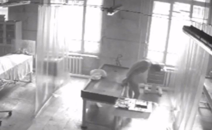 Captan a un ‘muerto’ volviendo a la vida en una morgue (video)
