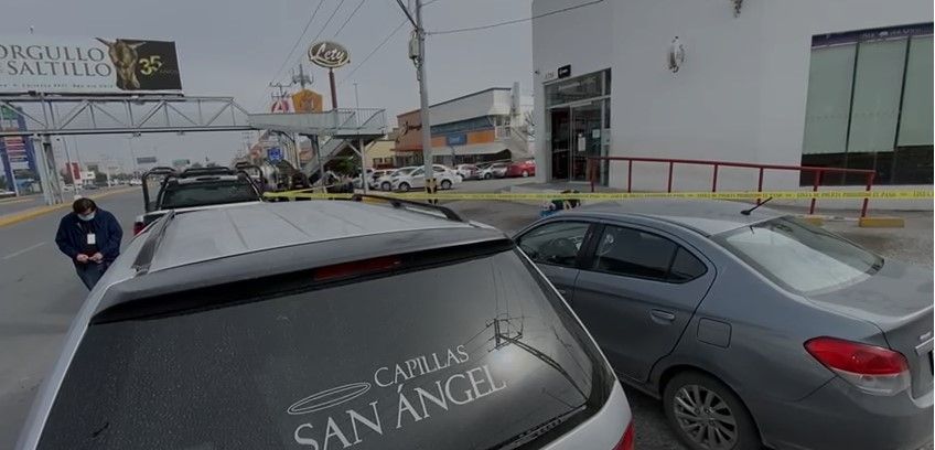 Mujer de la tercera edad muere afuera de un banco en Saltillo