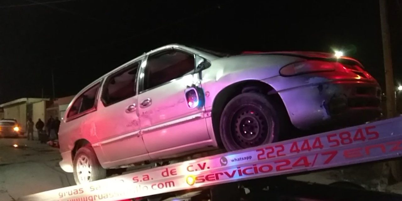 Le fallan los frenos y mujer termina volcada en Valle de las Flores