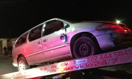 Le fallan los frenos y mujer termina volcada en Valle de las Flores