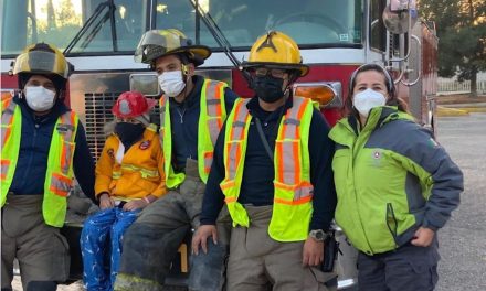 Cristian Yovani, pequeño con leucemia, cumple su sueño de conocer a los Bomberos de Saltillo