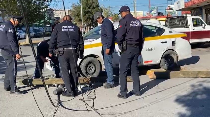 Camioneta impactó a imprudente taxi en Saltillo y termina derribando un poste