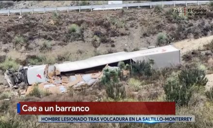 Tras volcadura cae a un barranco en la Saltillo-Monterrey