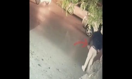 Delincuente aprovecha el rojo en el semáforo para ejecutar a una pareja en Monterrey