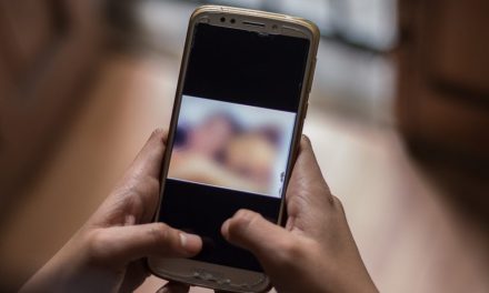 Mujer es detenida por publicar fotos íntimas de la novia de su exesposo