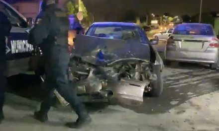 Menores de edad al volante chocan contra patrulla en Saltillo