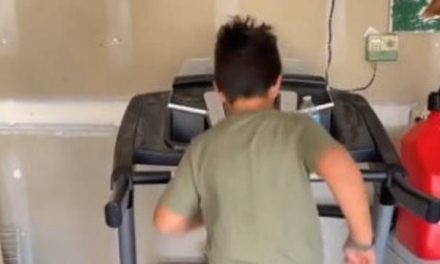 Niños caminan 12 mil pasos para que su mamá los deje jugar videojuegos