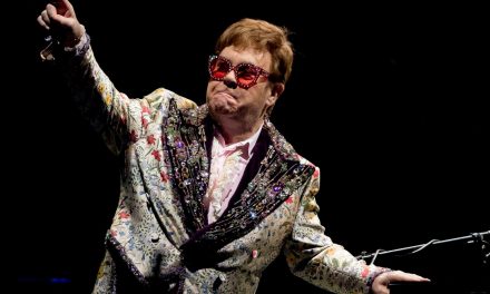 Elton John da positivo a covid y suspende gira