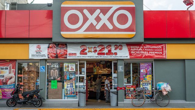 Empleada del Oxxo vende por error su comida a un cliente… venía en un envase de crema