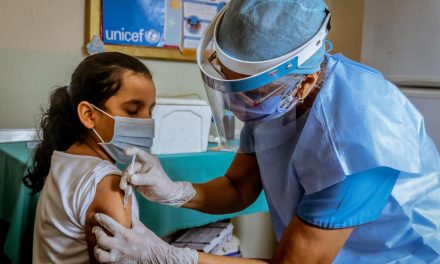 Es necesario vacunar a menores de edad contra el Covid-19 para evitar contagios