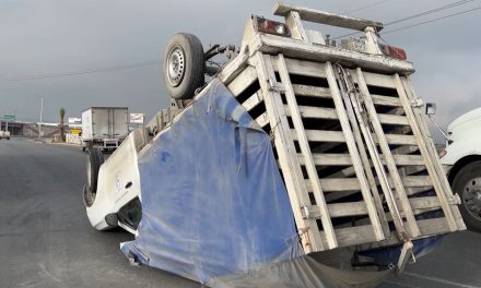 Se impacta contra trailer y vuelca en Ramos Arizpe (Video)