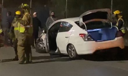 Por ir a las carreras choca su auto a metros de llegar a su trabajo