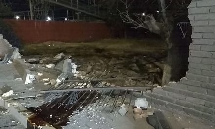 Derriba barda de Iglesia tras perder el control de su auto en Saltillo
