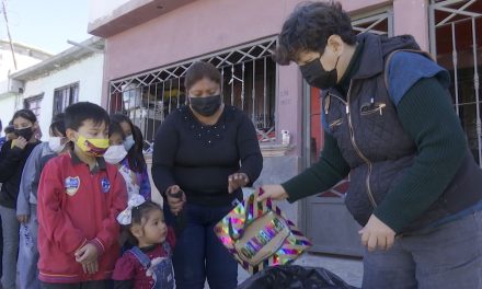 Fundación RCG se une a los que menos tienen; llevan regalos a colonia Balcones en Saltillo