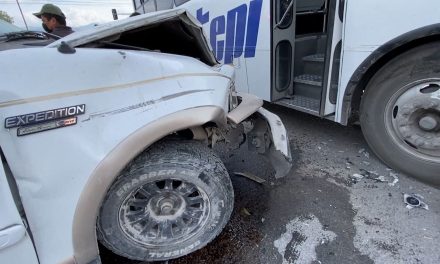 Convulsiona mientras manejaba y choca contra camión en Saltillo