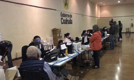 Pocos contribuyentes acuden al mega módulo a recoger placas de circulación en Saltillo