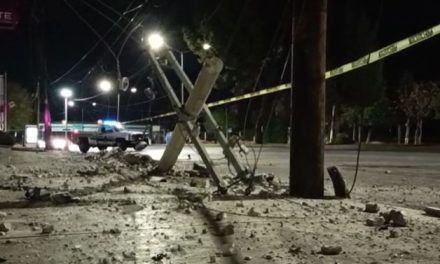 Chofer se estrella contra postes de luz; se queda dormido al volante en Saltillo
