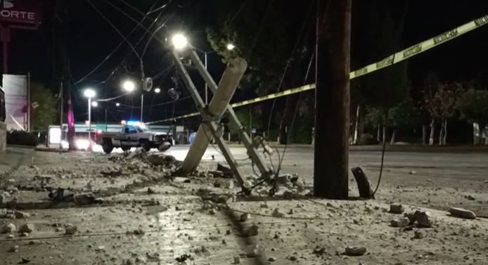 Chofer se estrella contra postes de luz; se queda dormido al volante en Saltillo
