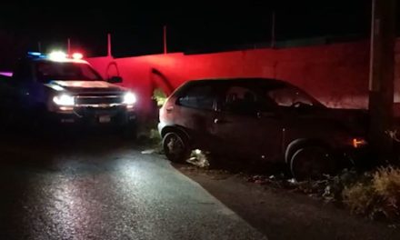 Solitario conductor se impacta contra poste; conductor comenta que le cerraron el paso en Saltillo