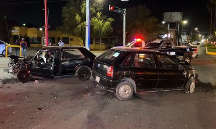 Confunde semáforo y provoca terrible choque de frente en Zona Centro de Saltillo