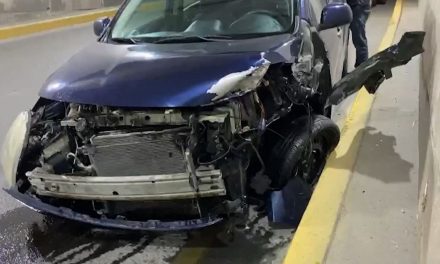 A exceso de velocidad choca contra muro de contención en Saltillo