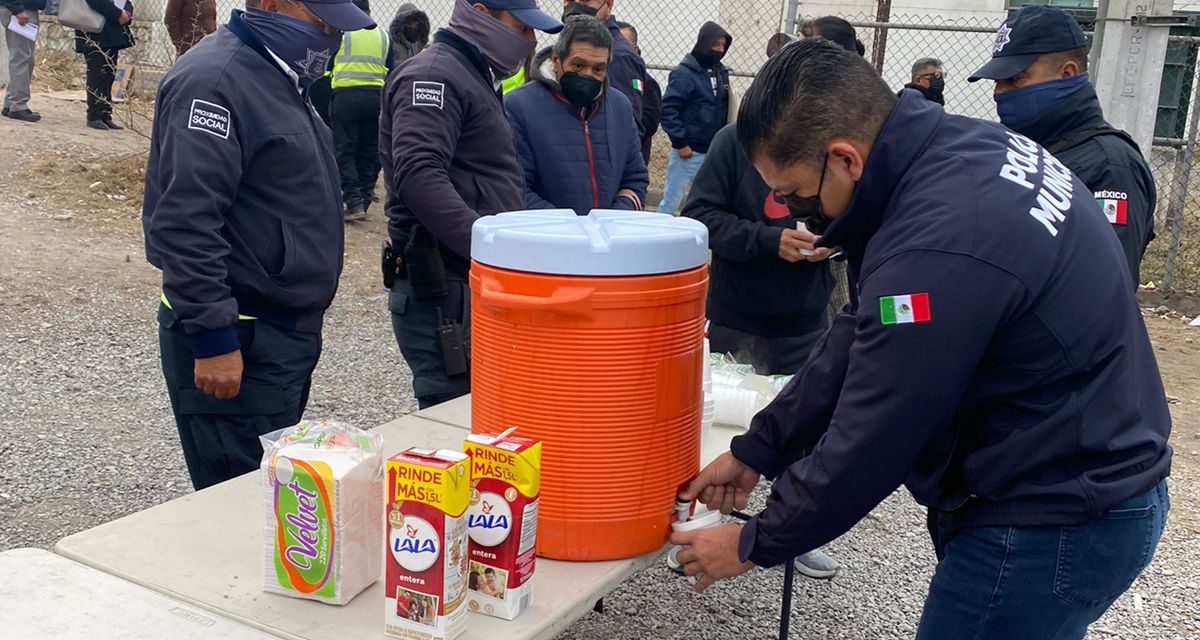Reciben café y pan mientras esperan por la vacuna en Saltillo