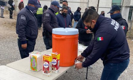 Reciben café y pan mientras esperan por la vacuna en Saltillo