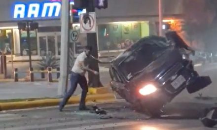 Hombre levanta su carro completamente solo luego de una volcadura en Nuevo León