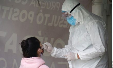 Médico afirma que la mitad de la población en México podría contraer Ómicron en las siguientes semanas