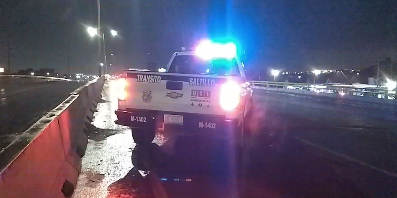 Choca contra muro y se da a la fuga en el bulevar Fundadores en Saltillo