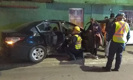 Se pasa señal de alto y provoca aparatoso choque en Saltillo