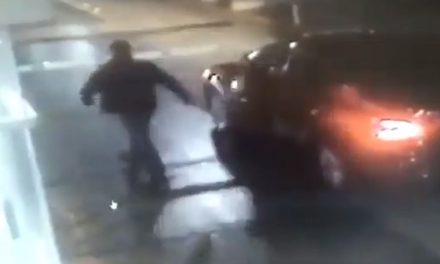 ¡La libra de milagro!; por evitar pagar caseta casi muere atropellado por un tráiler en México (video)