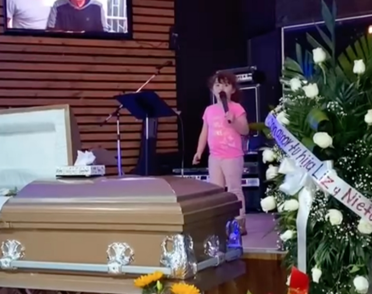 Niña compone canción en funeral de su abuelito y genera momento incómodo