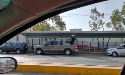 Jóvenes de Torreón aprovechan la fila de vacunación para armar una carnita asada