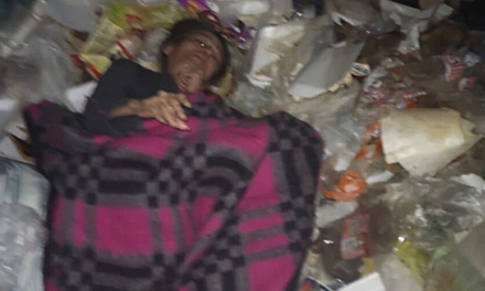Abuelita abandonada entre la basura es rescatada por autoridades en Nuevo León