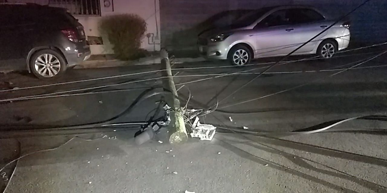 Joven conductor en estado de ebriedad derriba tres postes en Saltillo