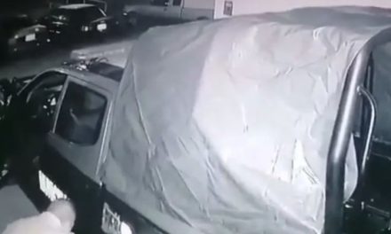 Captan a policías robando gasolina de patrullas en Guanajuato (videos)
