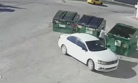 Mujer tira a su bebé con vida a la basura en Estados Unidos (video)