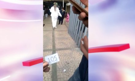 Pasa 7 horas en la fila y le niegan prueba Covid en Saltillo